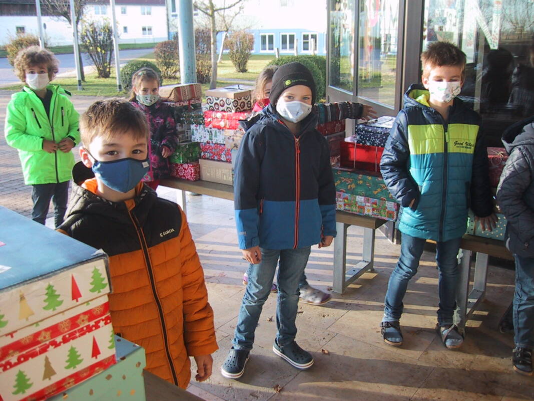 Kinder vor Tisch mit Geschenken Grundschule Laberweinting