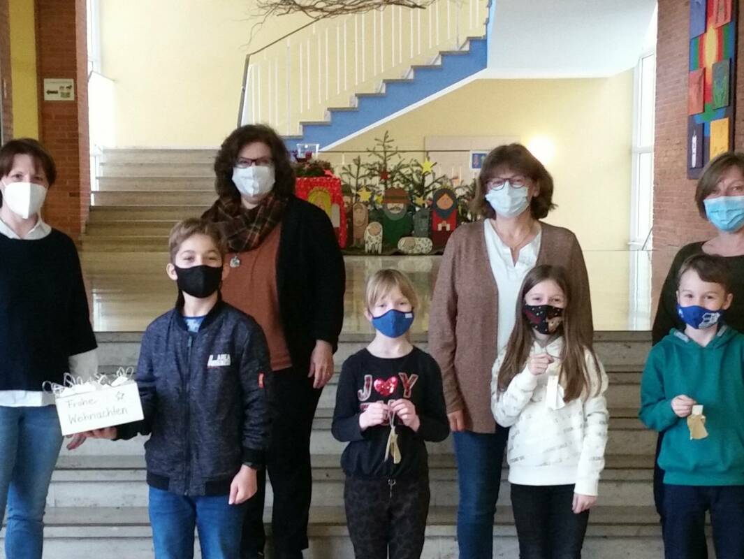 Lehrer und Schüler vor Weihnachtskrippe bei Engelsübergabe Grundschule Laberweinting