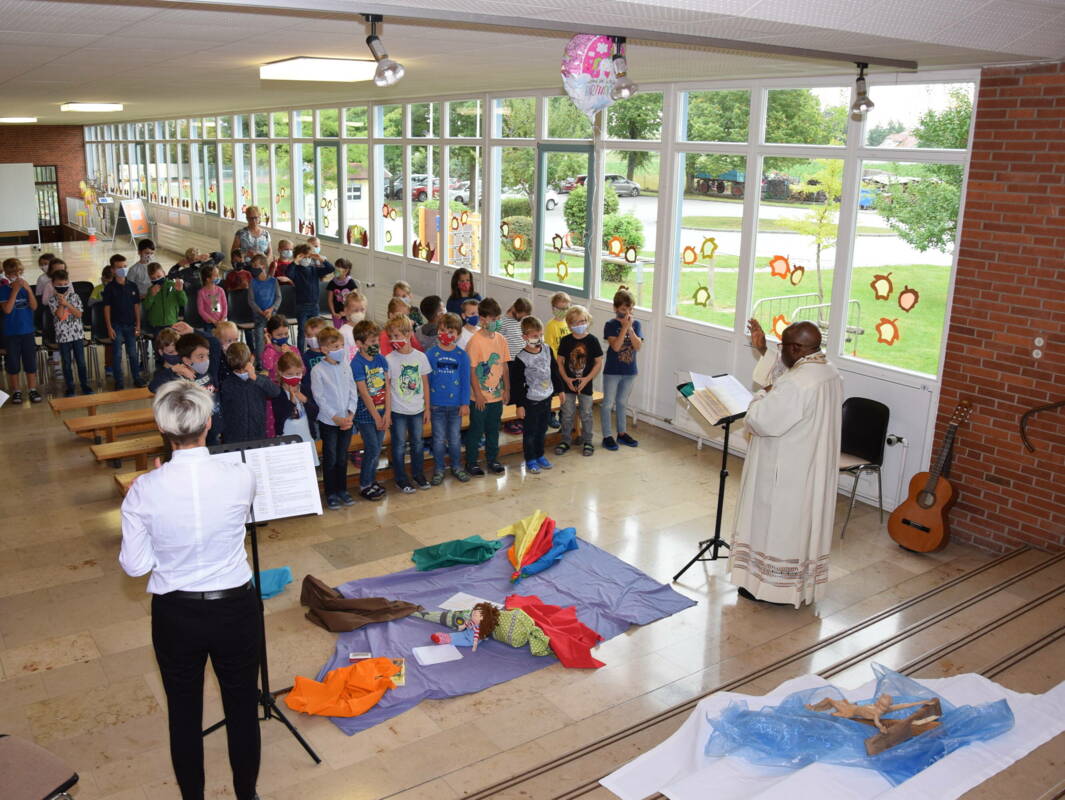 Schulanfänger bei Segnung Grundschule Laberweinting