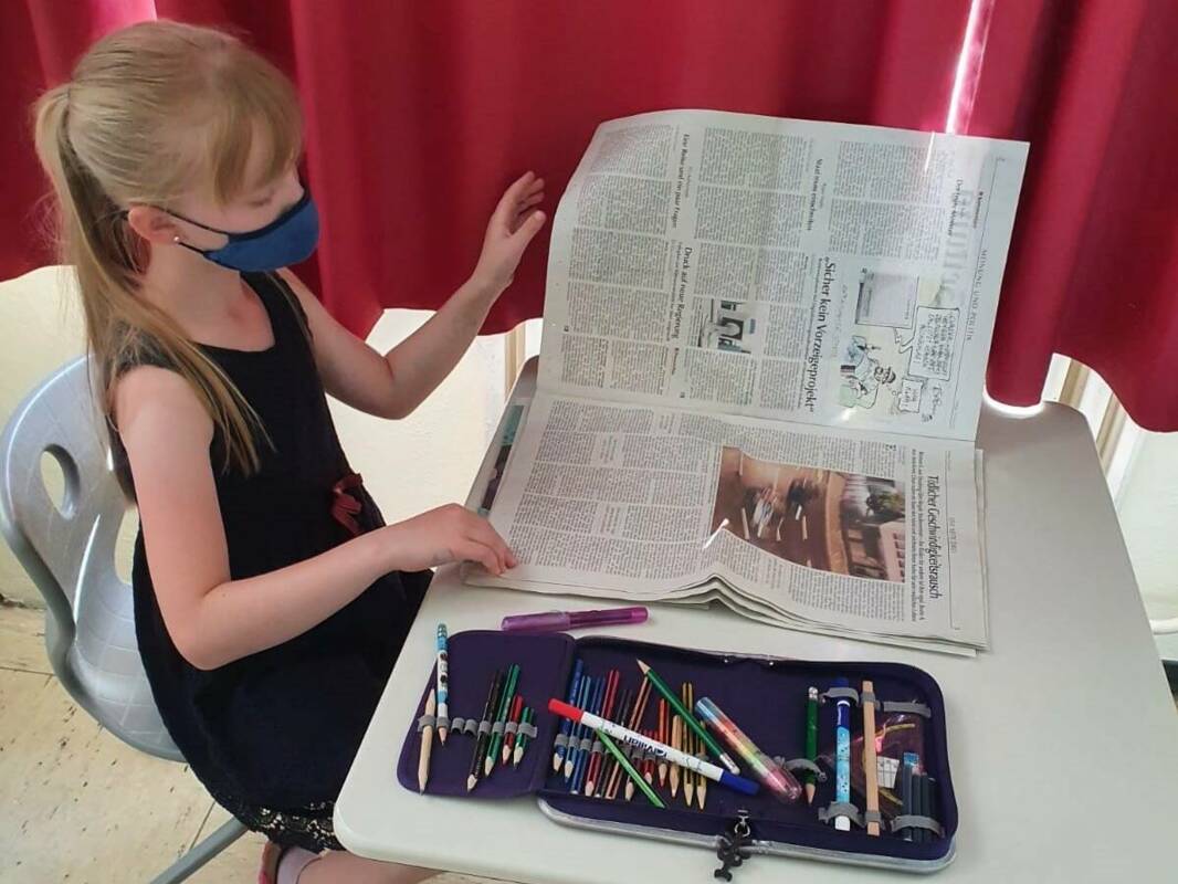 Mädchen mit Zeitung Grundschule Laberweinting
