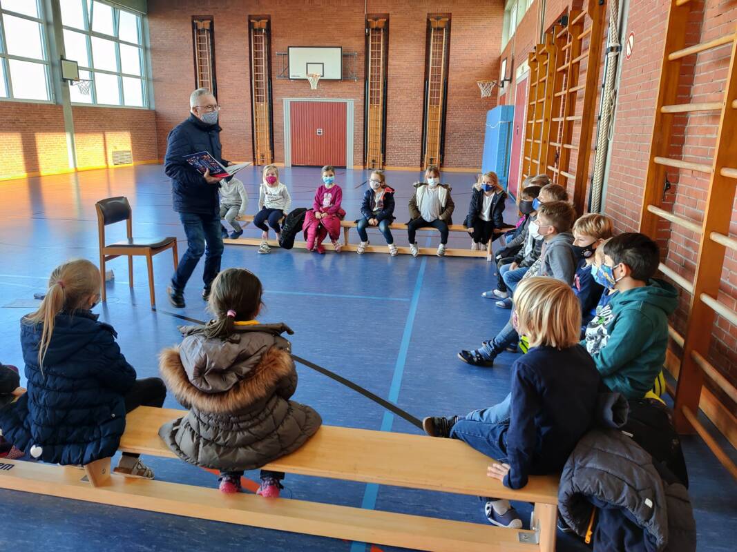 Kinder in Turnhalle beim Vorlesetag Grundschule Laberweinting