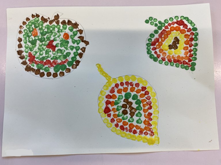 Die Kinder der Mittagsbetreuung tupfen mit Wattestäbchen Herbstmotive 