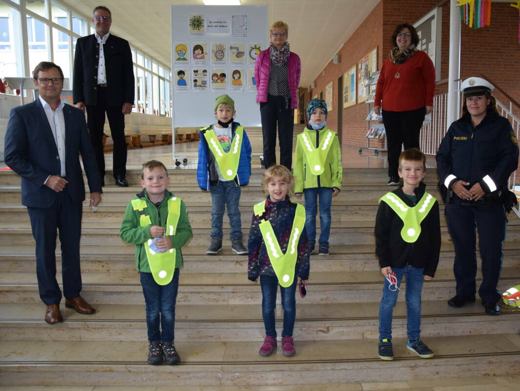 Kinder mit Warnweste Polizistin und Lehrkräfte Grundschule Laberweinting