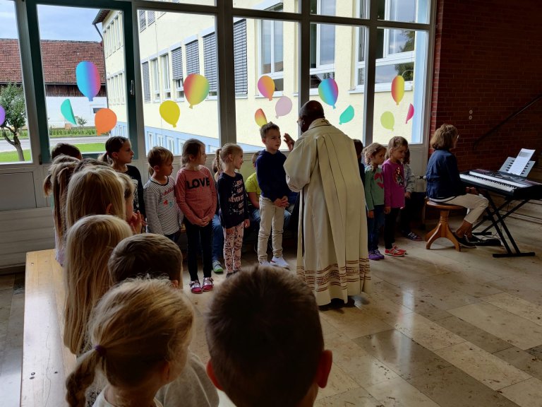 Erstklässler bei der Schulanfängersegnung in der Aula