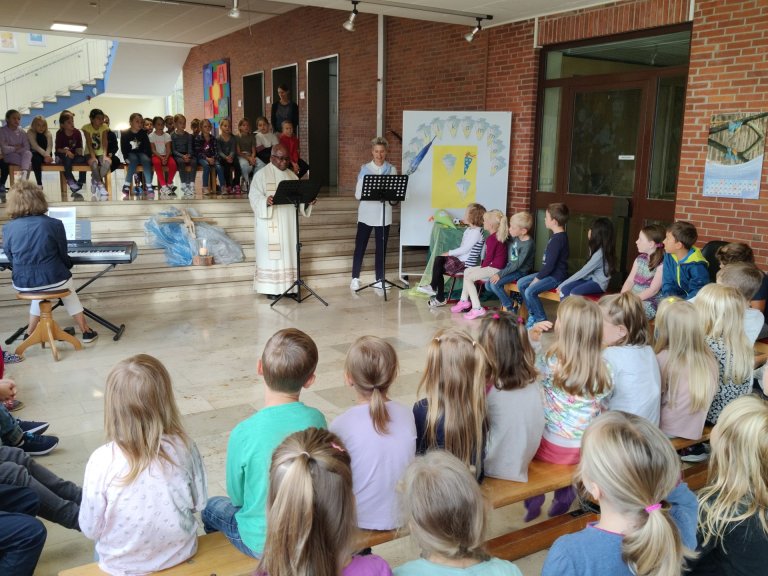 Erstklässler bei der Schulanfängersegnung in der Aula