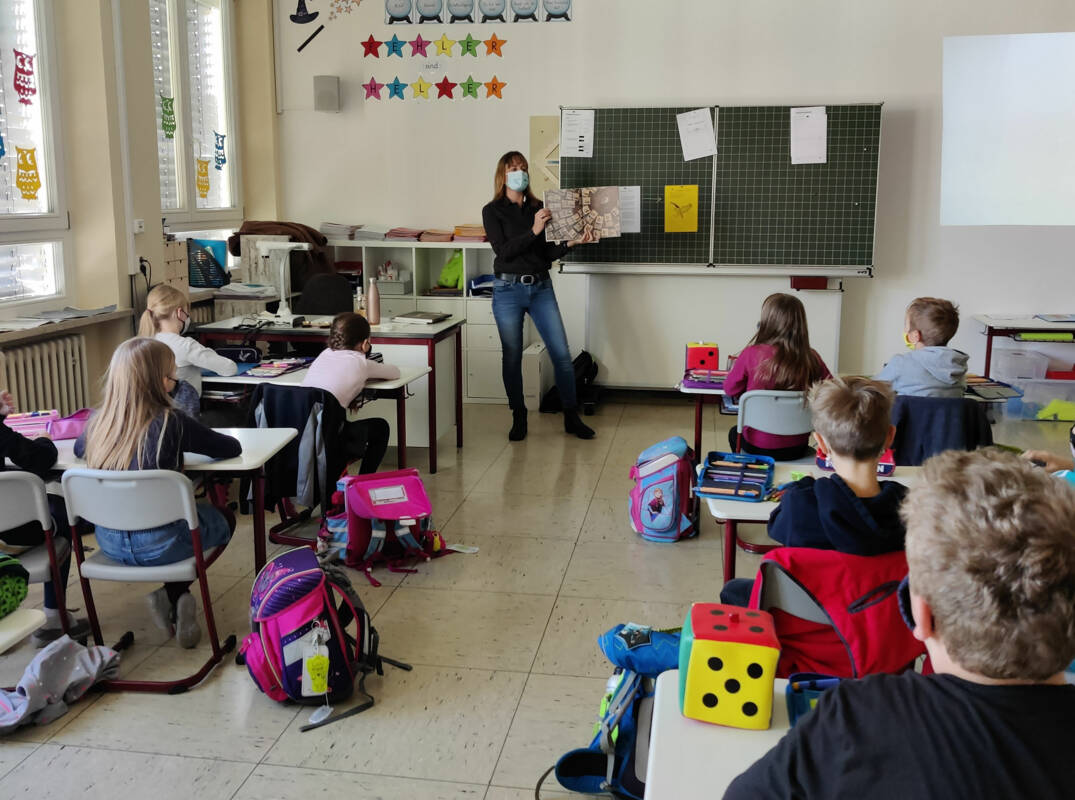 Kinder und Lehrerin in Klassenzimmer bei Vorlesetag Grundschule Laberweinting
