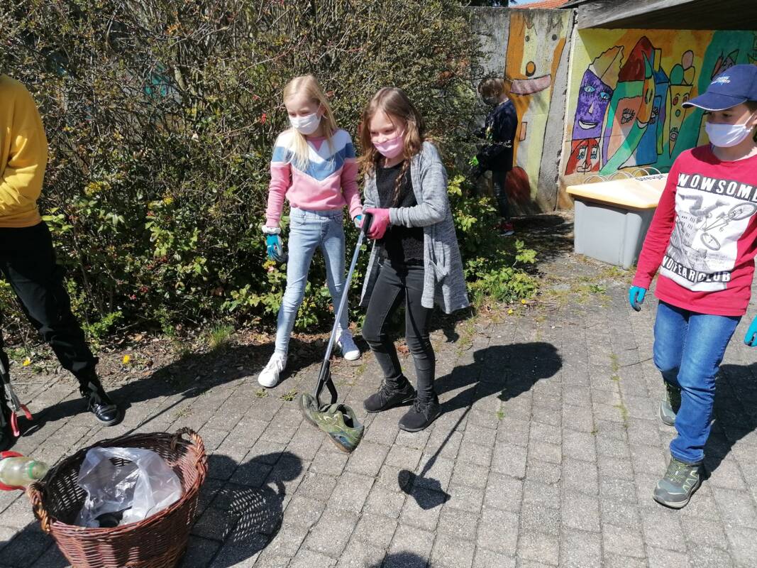 Kinder beim Müllsammeln Grundschule Laberweinting