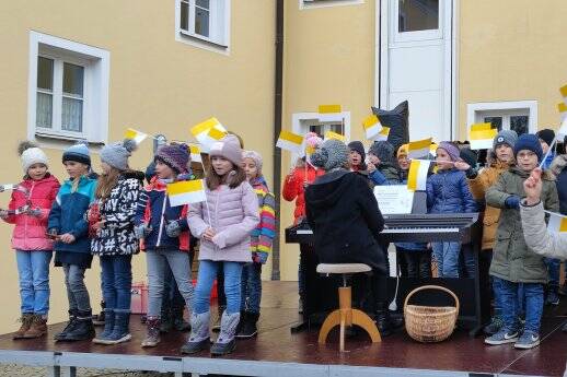 Musikalischer Auftritt der Klassen 3 und 4 am Kathreinmarkt