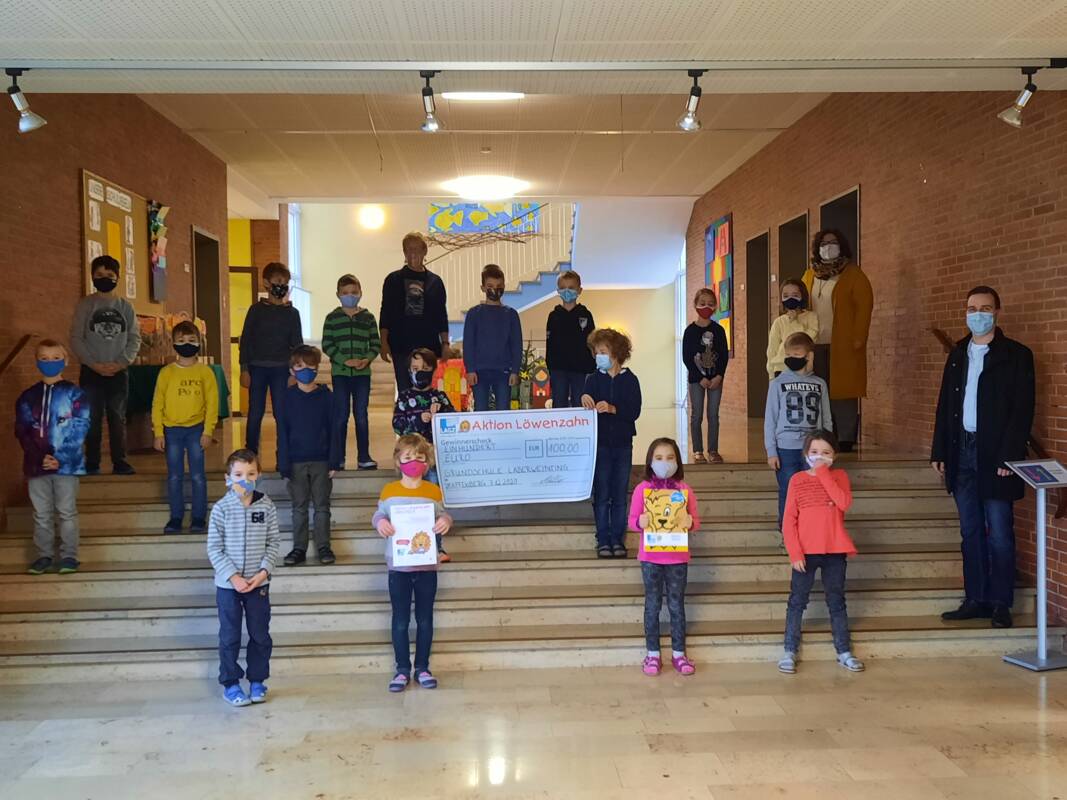 Kinder auf Treppe bei Aktion Löwenzahn Grundschule Laberweinting