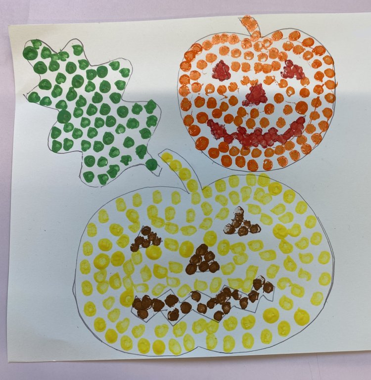 Die Kinder der Mittagsbetreuung tupfen mit Wattestäbchen Herbstmotive 