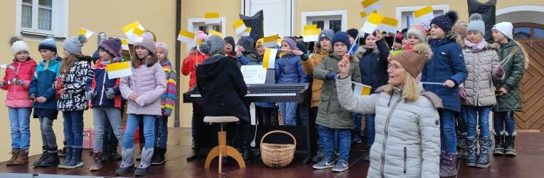 Musikalischer Auftritt der Klassen 3 und 4 am Kathreinmarkt