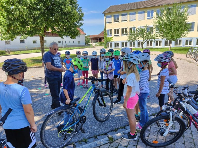 Kinder mit Helm bei Verkehrserziehung Grundschule Laberweinting