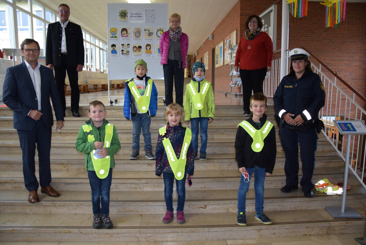 Kinder mit Warnweste Polizistin und Lehrkräfte Grundschule Laberweinting