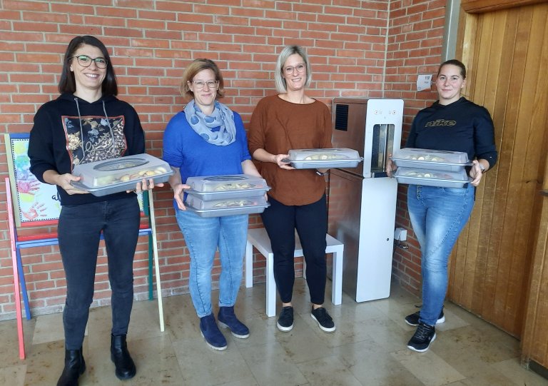 Start der Obstpause - Helfer Aktion