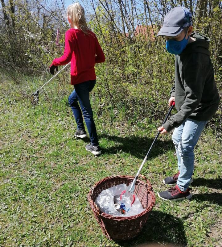 Kinder beim Müllsammeln Grundschule Laberweinting