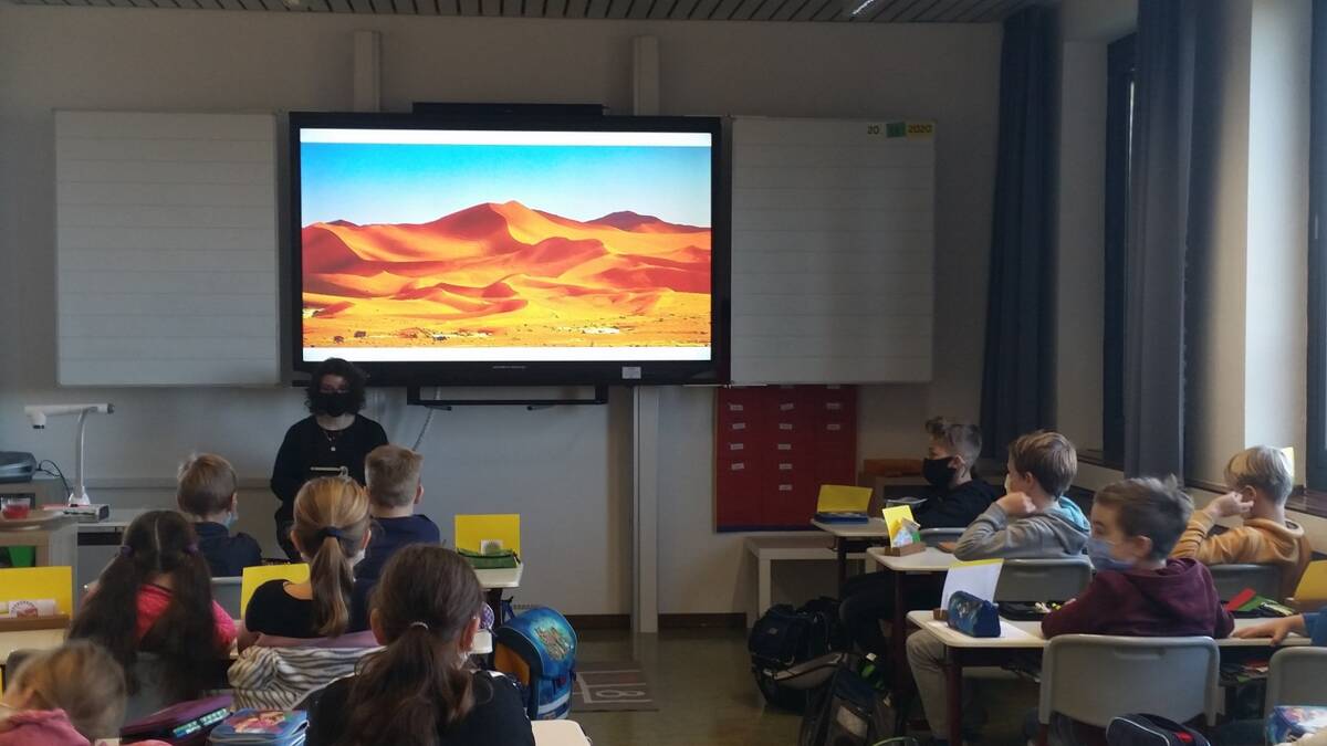 Kinder und Lehrerin in Klassenzimmer bei Vorlesetag Grundschule Laberweinting