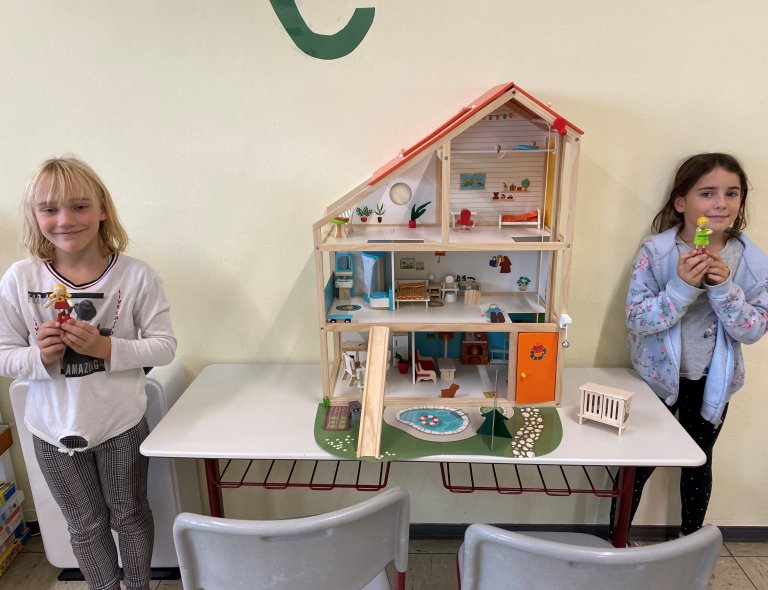 Ein neues Puppenhaus für die Kinder 
