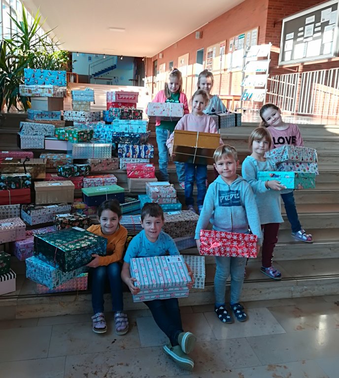Geschenk mit Herz - Kinder präsentieren stolz die verpackten Geschenke