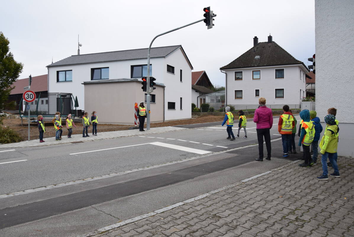 Kinder mit Warnwesten an Ampel Grundschule Laberweinting