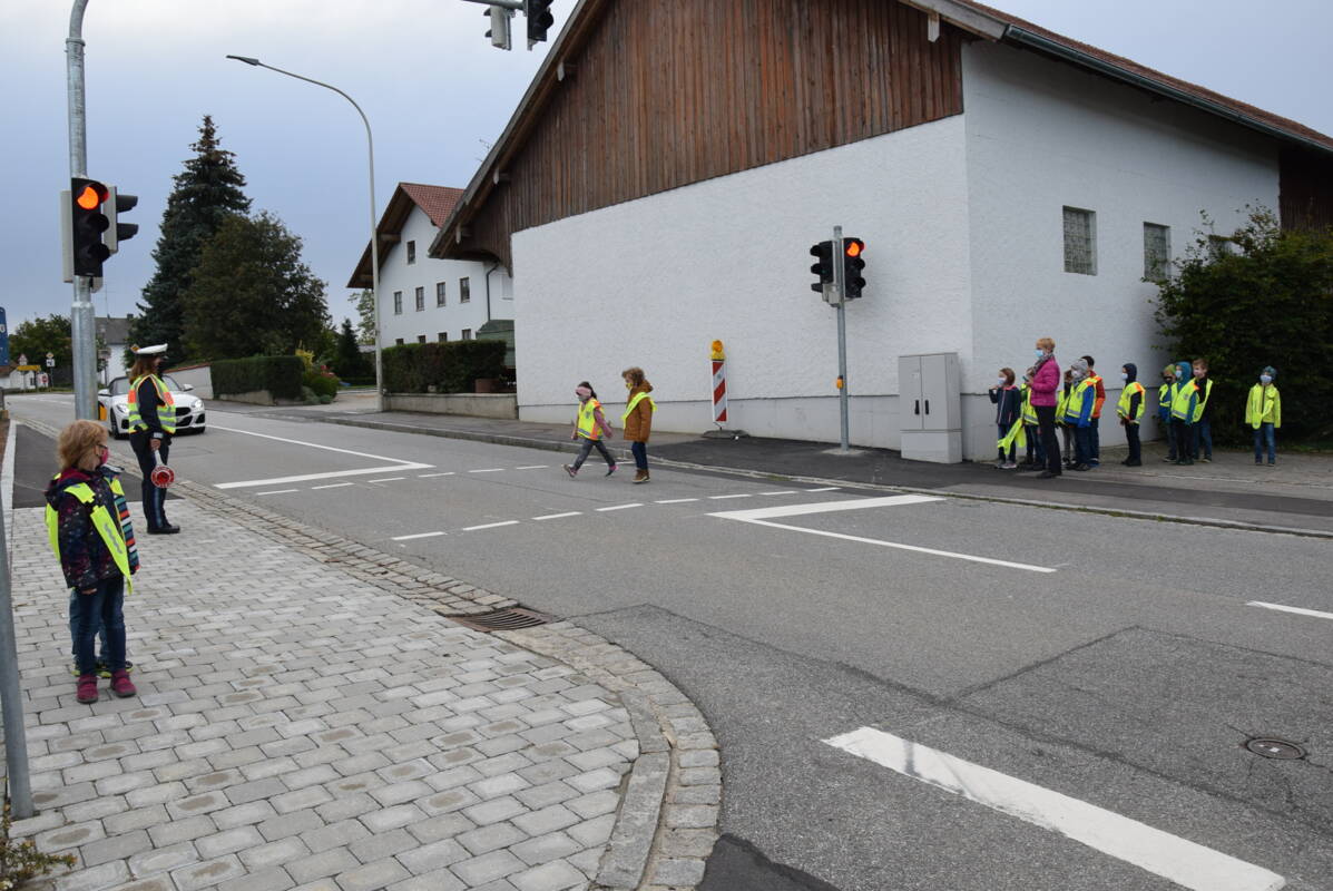 Kinder mit Warnwesten an Ampel Grundschule Laberweinting