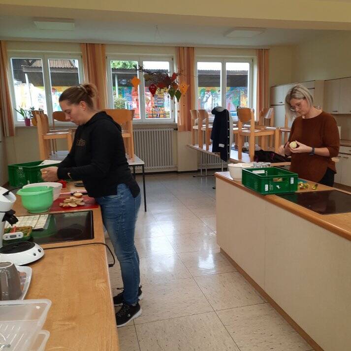 Start der Obstpause - Helfer Aktion