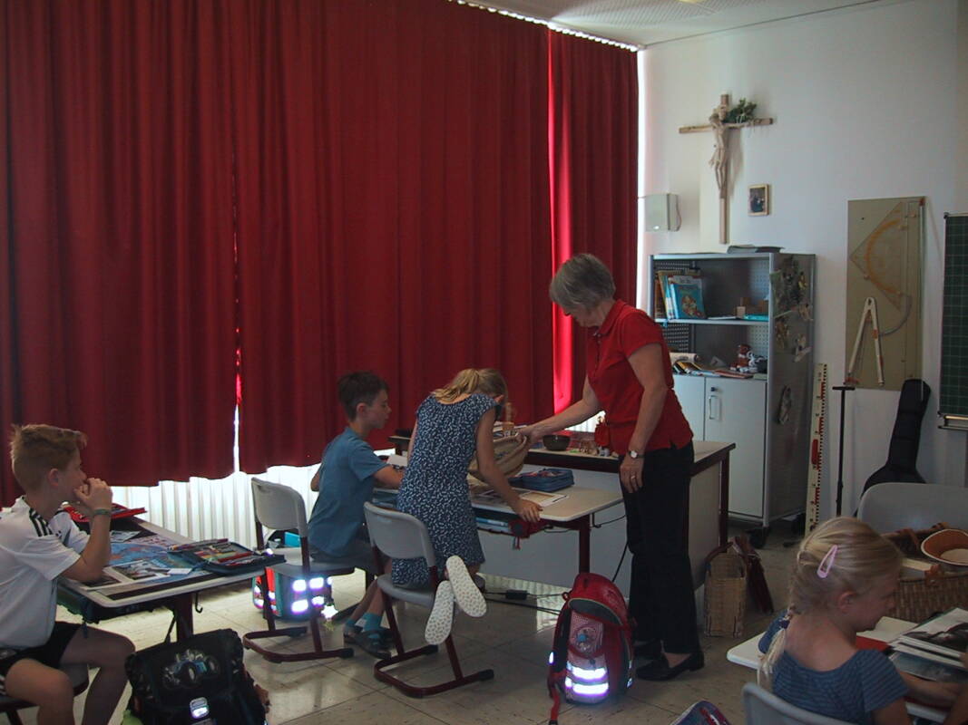 Frau Poeschl vom Verein Ecuador Licht und Schatten in Grundschule Laberweinting