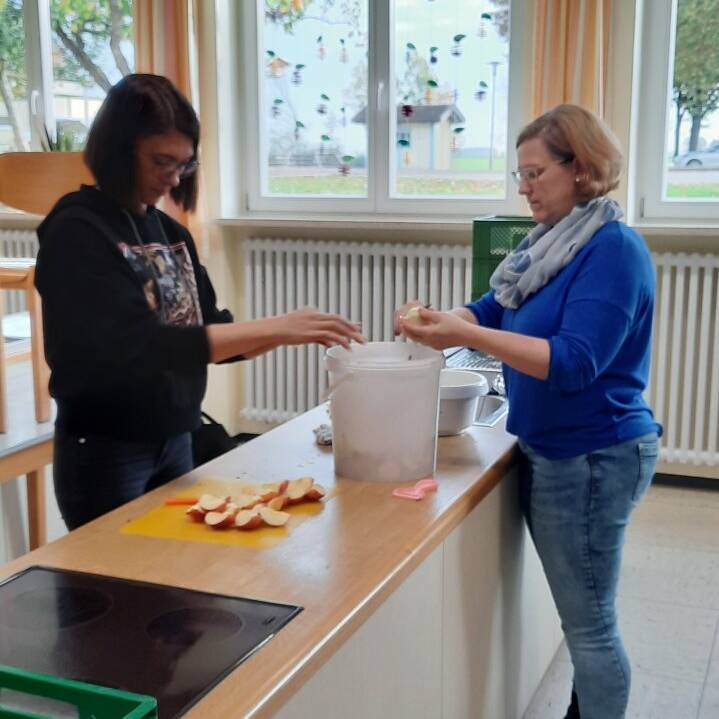 Start der Obstpause - Helfer Aktion